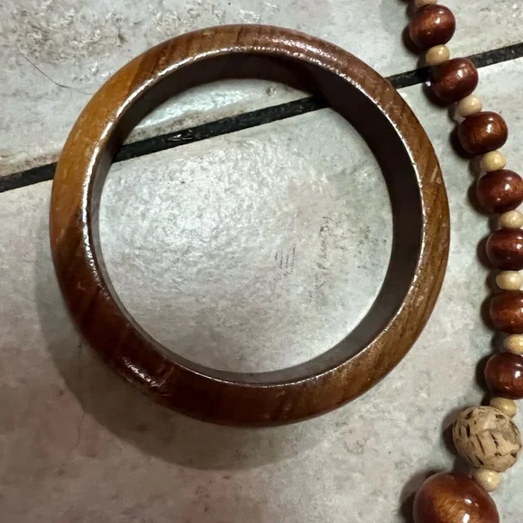 Vintage wood and cork beaded necklace and wood bangle set - Picture 4 of 4